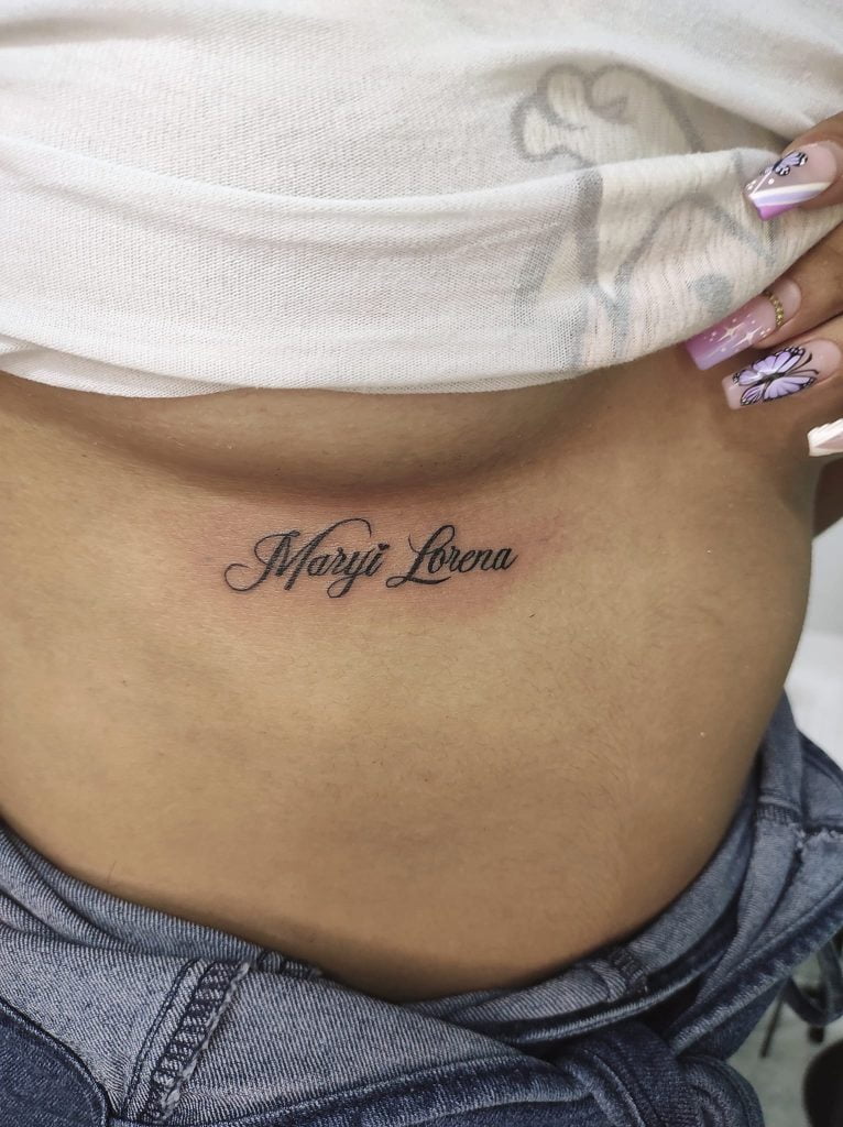 Tatuajes de nombres bajo el seno