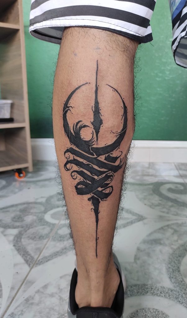 Tatuajes tribal en la pierna
