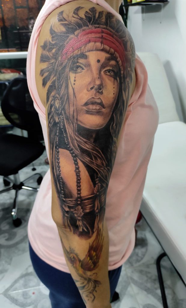 Tatuajes india en el brazo mujer realista