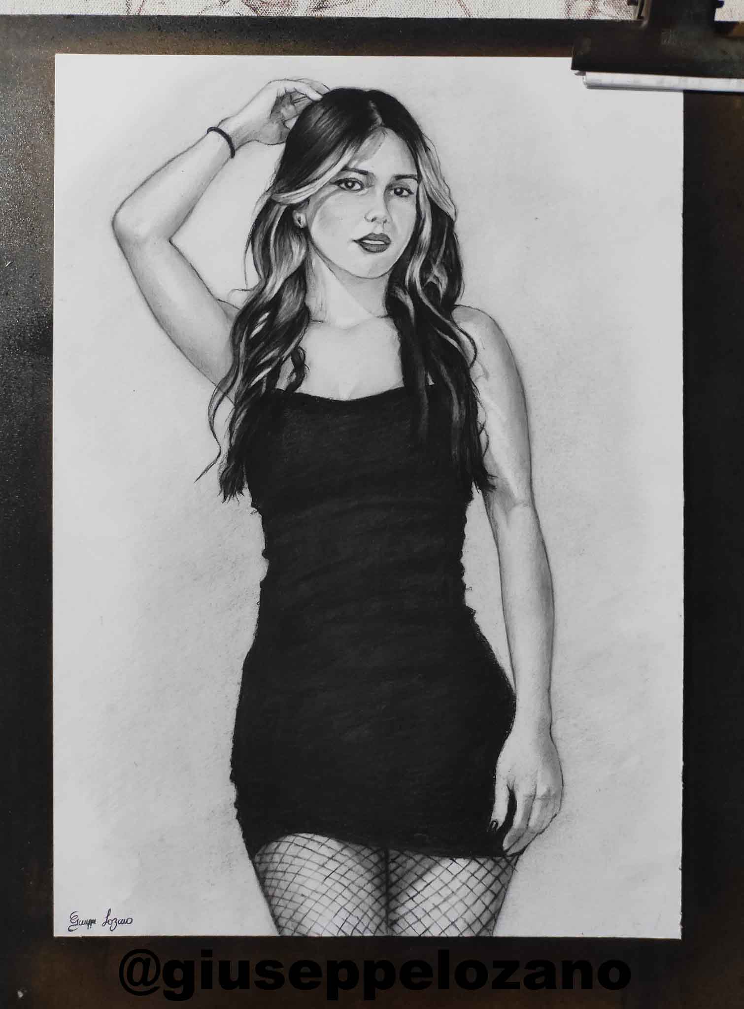 Retrato a lapiz carboncillo por encargo Cartagena Chica posando con vestido corto