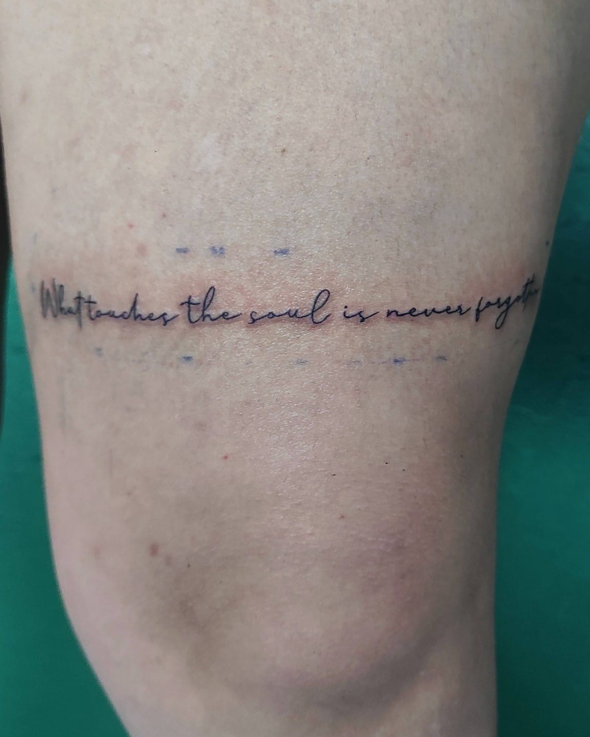 Tatuajes de frases pierna