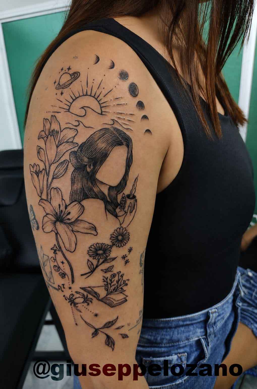 Tattoo mujer brazo flores